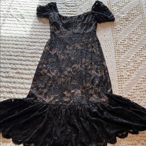 Lait Collection Chic Black Lace Midi 👗